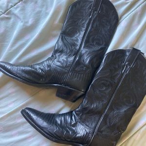 Cute black detailed cowgirl boots.